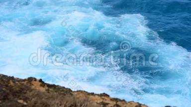 夏季热带海滩蓝色海洋自然景观与白色波浪在热带夏季岛。